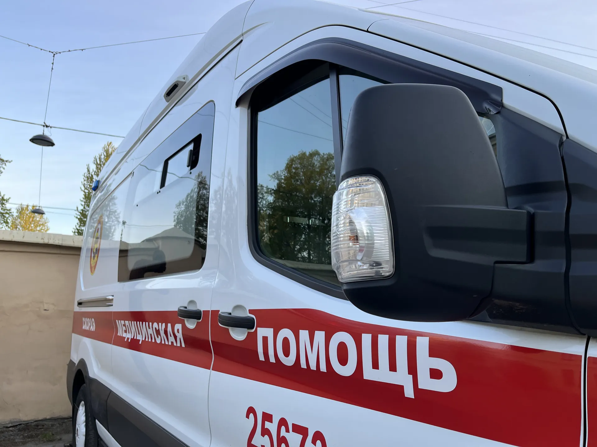 Восьмилетний мальчик попал в больницу в тяжелом состоянии после падения из окна в Ленобласти